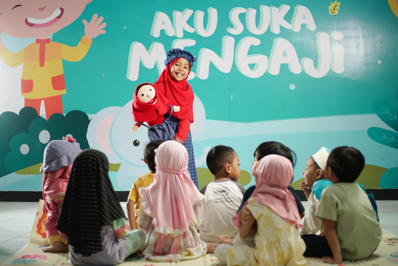 Anak-anak menyimak kegiatan bercerita menggunakan boneka